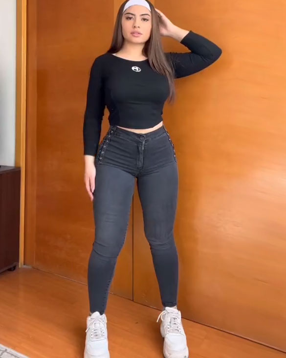 Tight, High-Waisted Jeans (Pre-Sale)