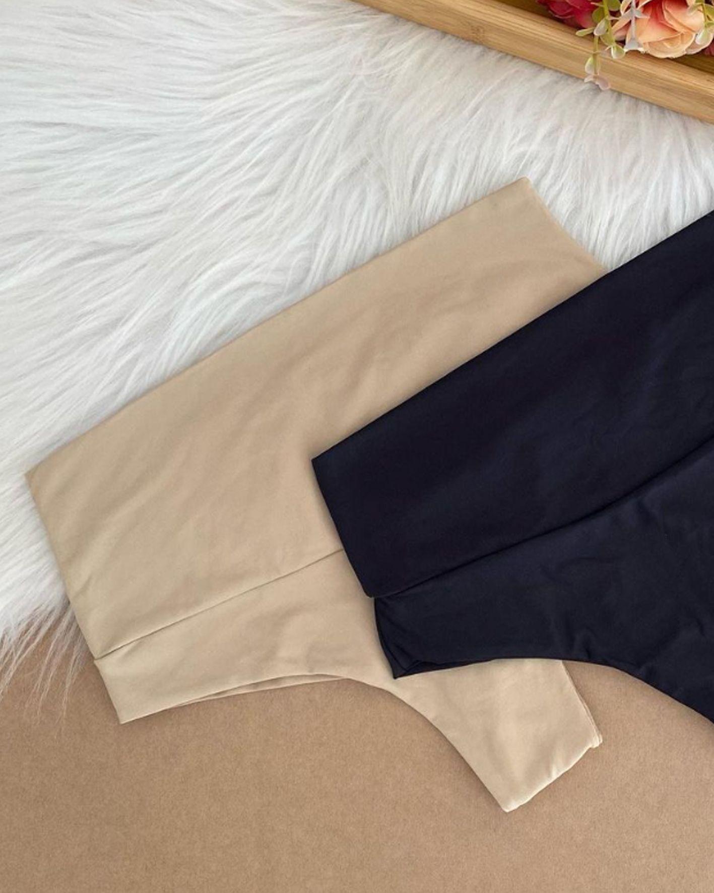 A Woman With Solid Underwear（Pre-Sale）