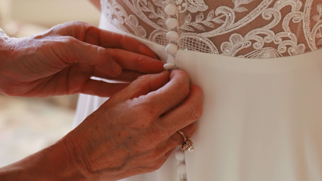 How to Choose Your Dream Wedding Dress: 9 Things You Need to Consider-Curvy-Faja