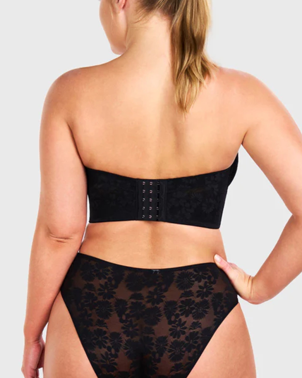 Plus Size Strapless Bra With Detachable Underwire To Support Side Breast Tissue And Prevent Sagging.