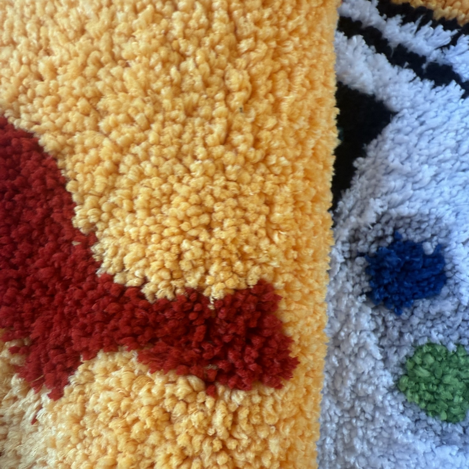 Retro Game Console Flaming Shape Rug - Soft Fluffy Floor Mat for Gamer Bedroom Living Room, Novelty Fire Pattern Home Decor Carpet, Anti-Slip Door Mat 