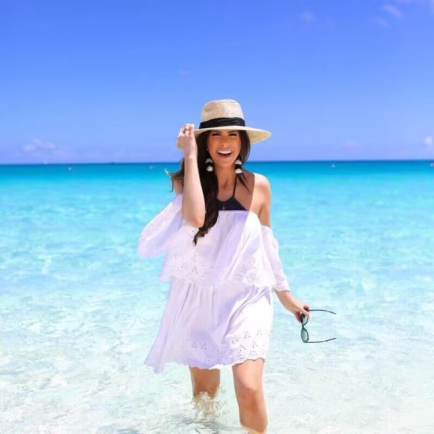 Straw Sun Hat With Wide Brim Flat Crown and Contrast Band Suitable for Vacation Styling