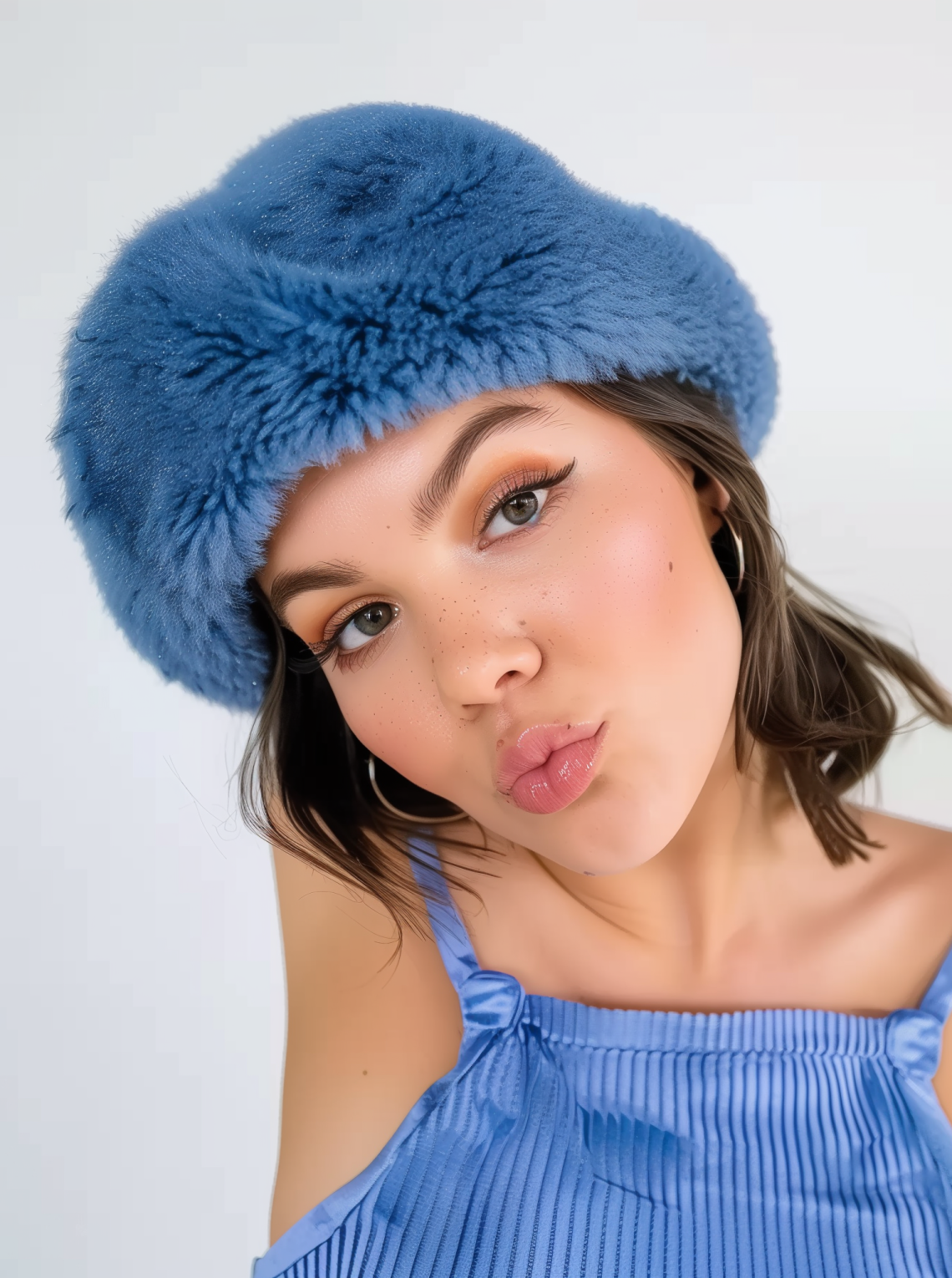 Fluffy bucket hat in cobalt blue