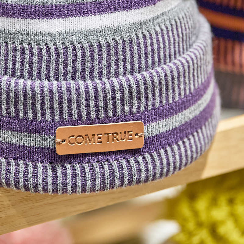 gorro con parche de cuero