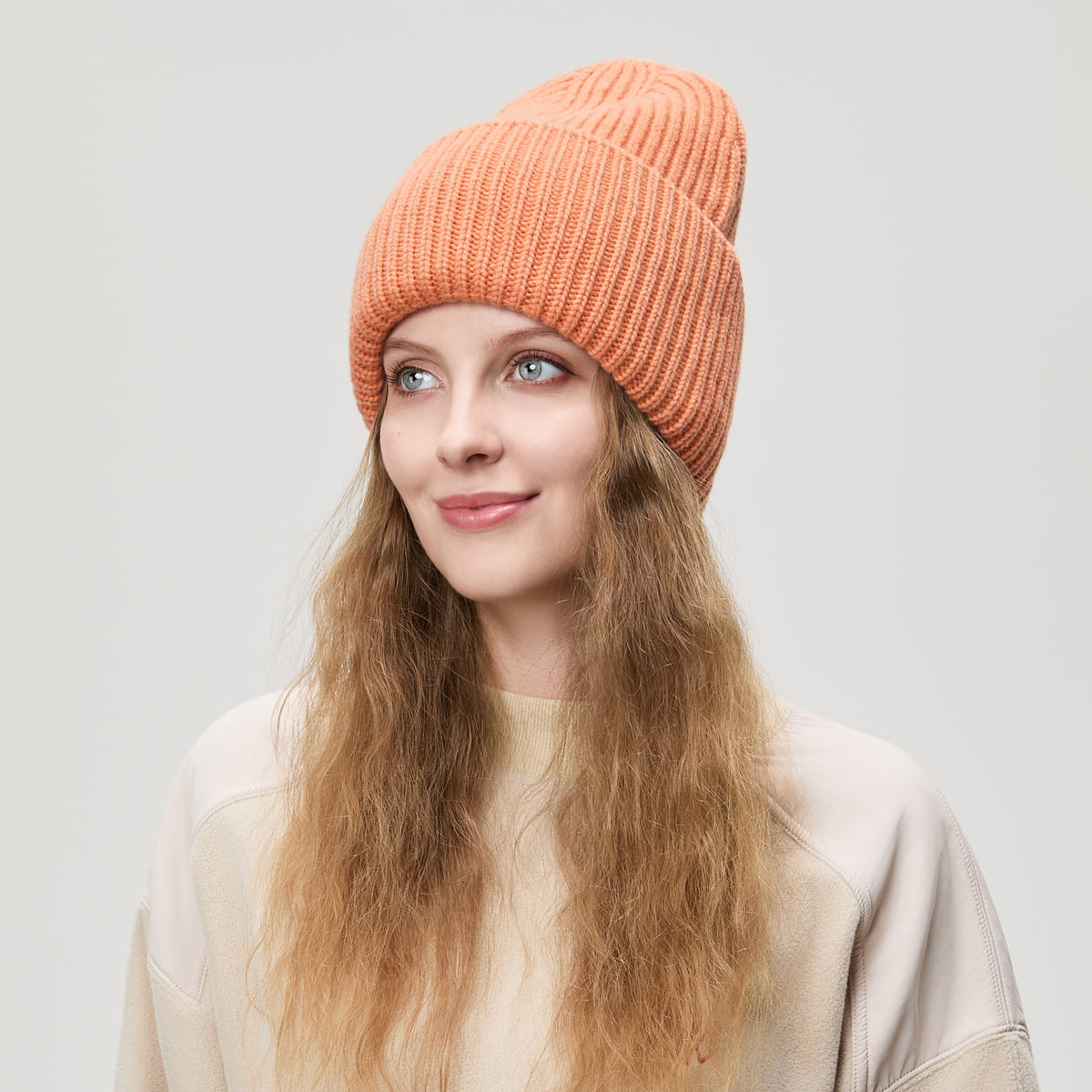 Una mujer usa gorro de lana merino