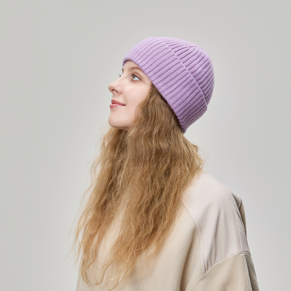 Una mujer usa un gorro tejido interior