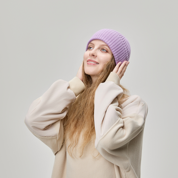 Una mujer usa un gorro sin costuras