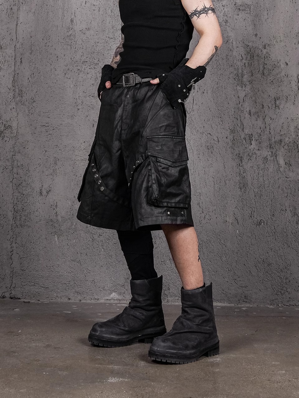 UNDERWATER Haunt Fang Shorts