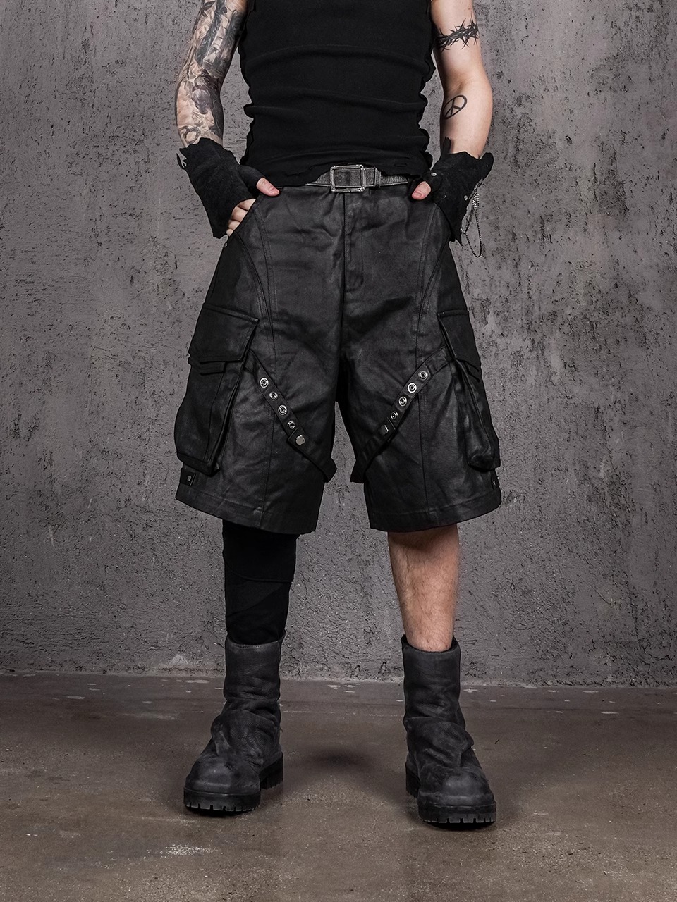 UNDERWATER Haunt Fang Shorts