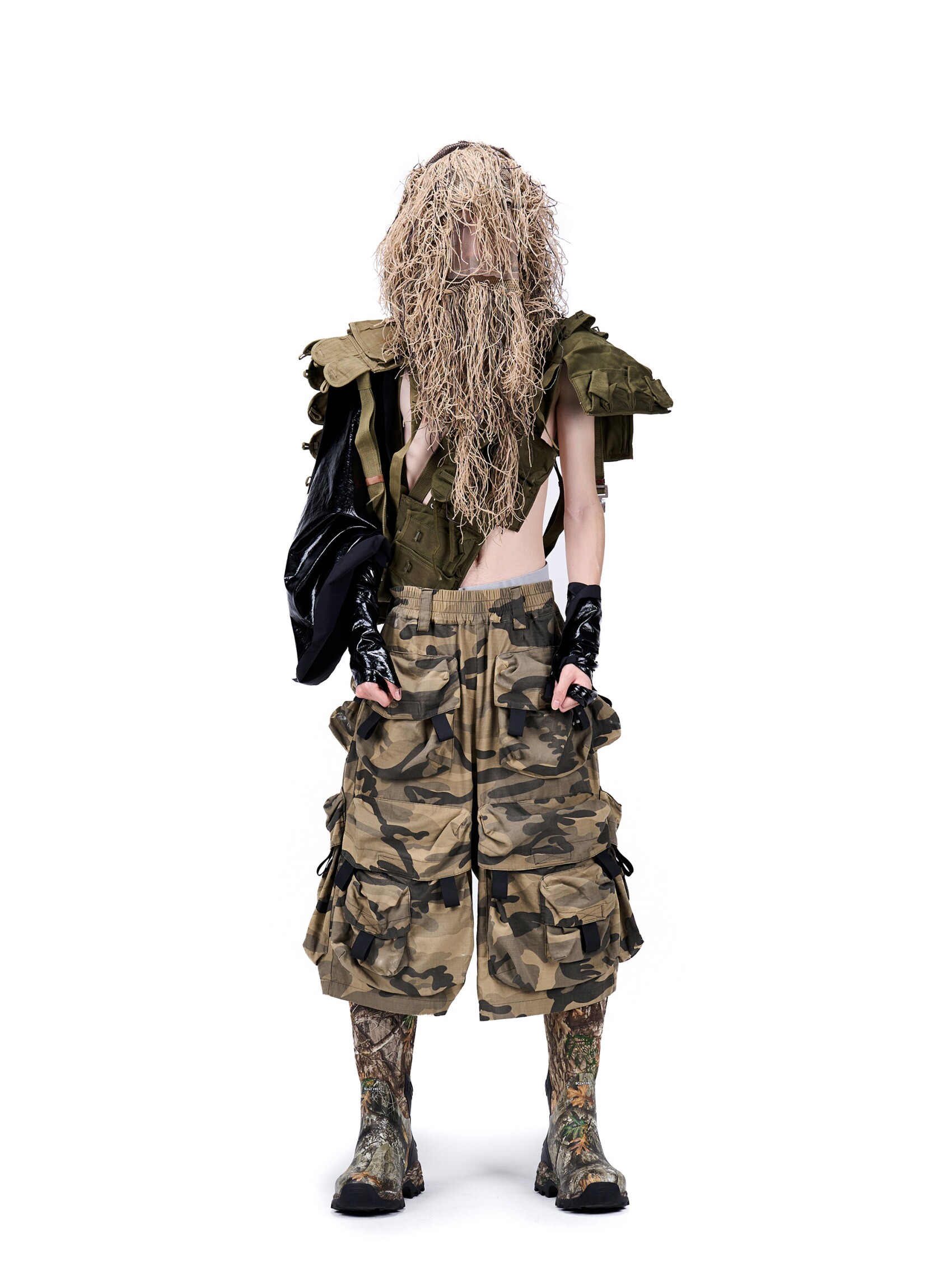 “Hunting Array“ Heavy-Duty Camouflage Cargo Capris