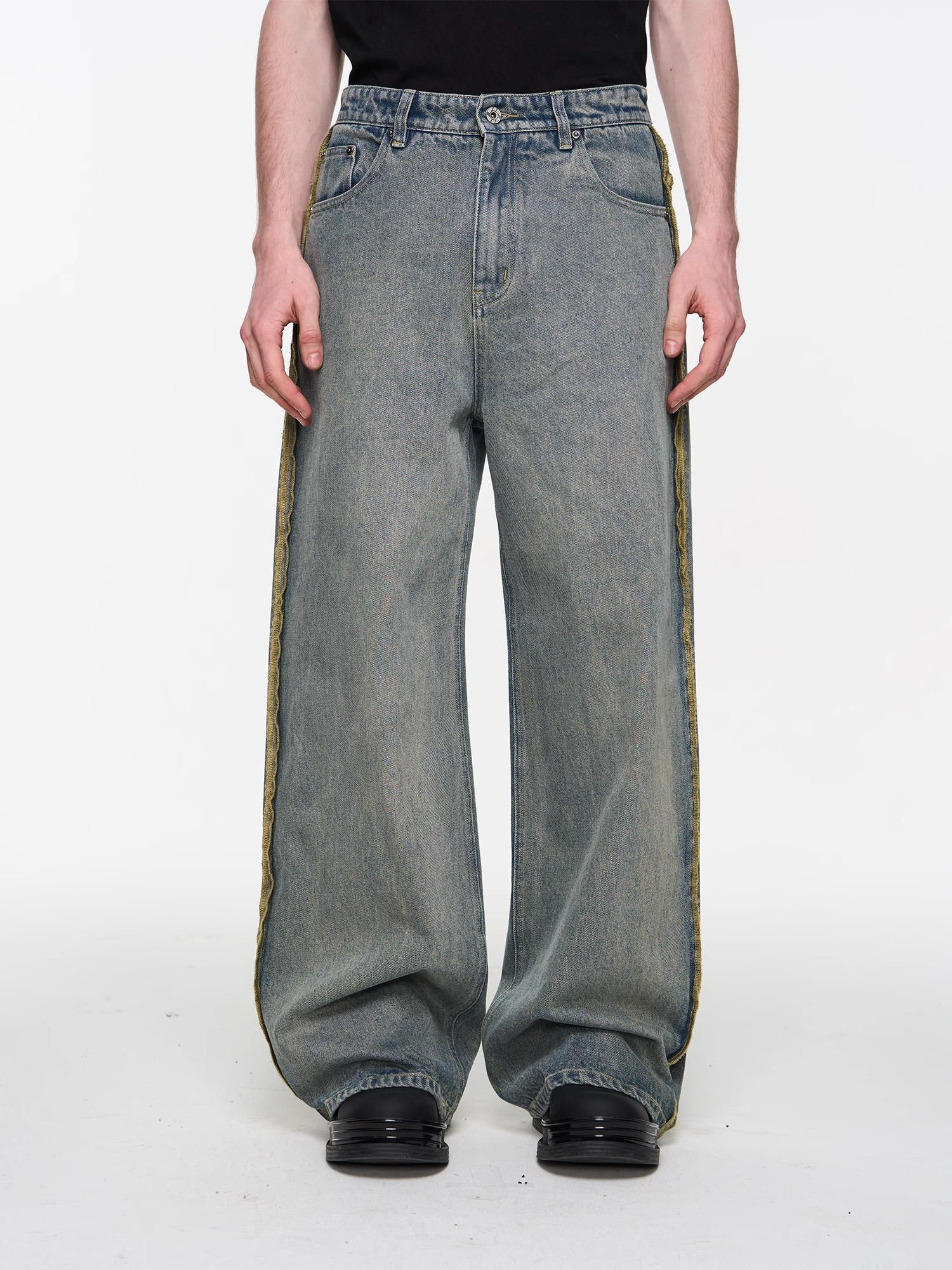BLINDNOPLAN 24SS Reverse Seam Distressed Flared Jeans
