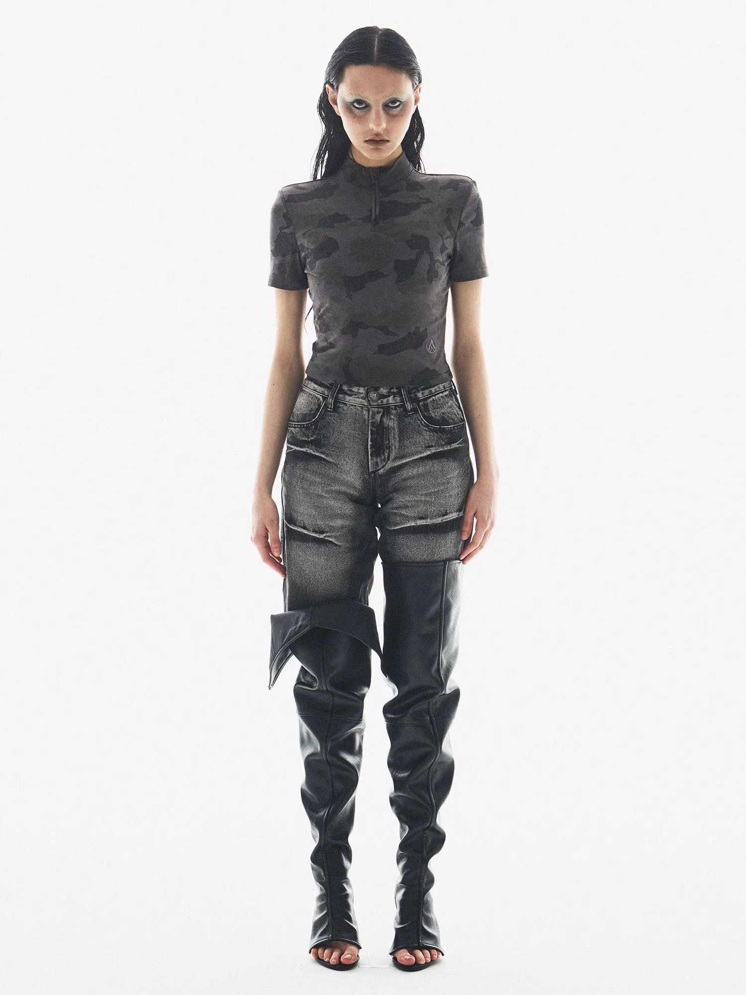 BORON ATOMS 24SS Camouflage Color-Block Shoulder-Padded Zip T-Shirt