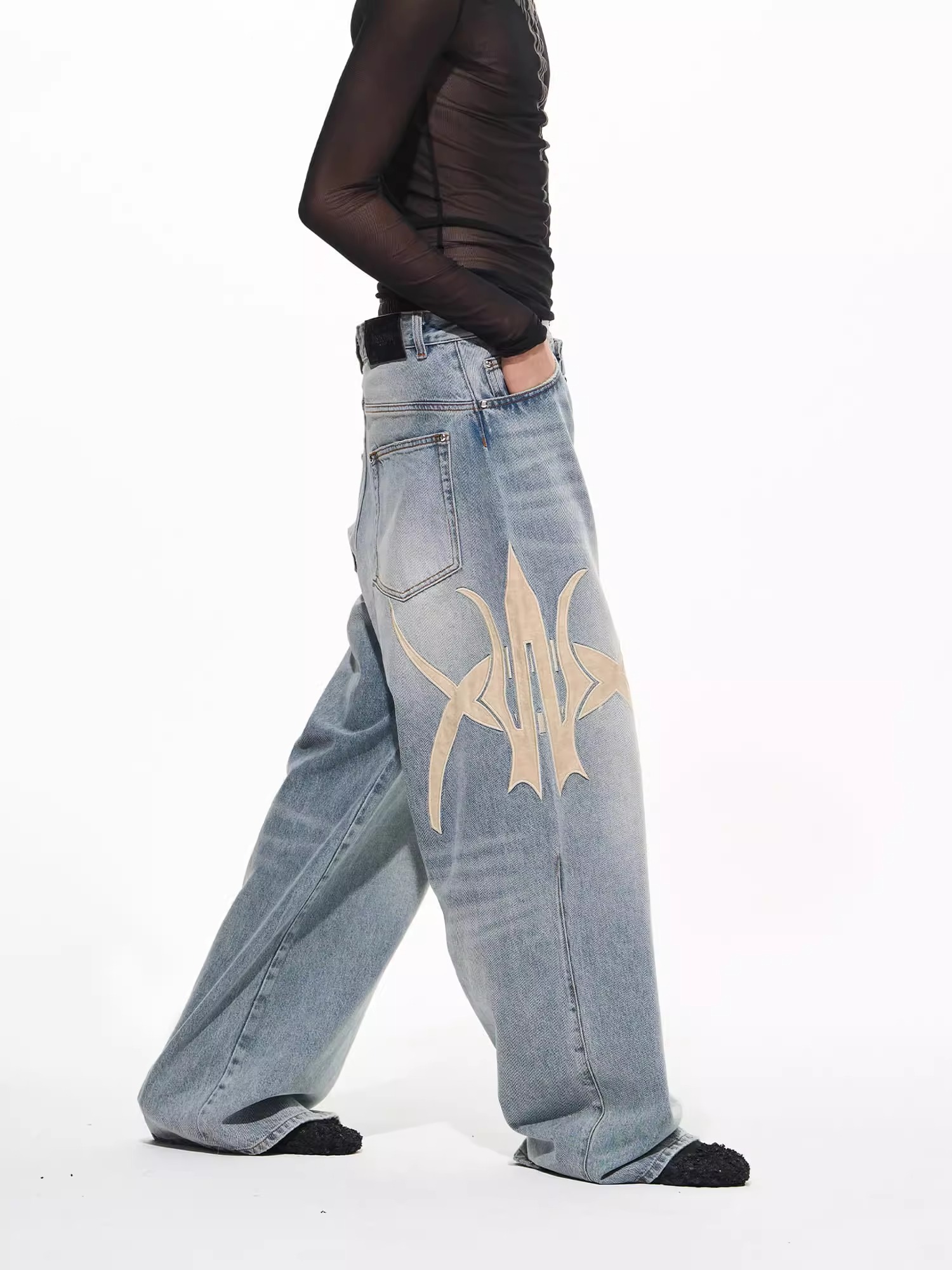 BLINDNOPLAN Graphic Logo Patch Embroidered Washed Loose-Fit Jeans