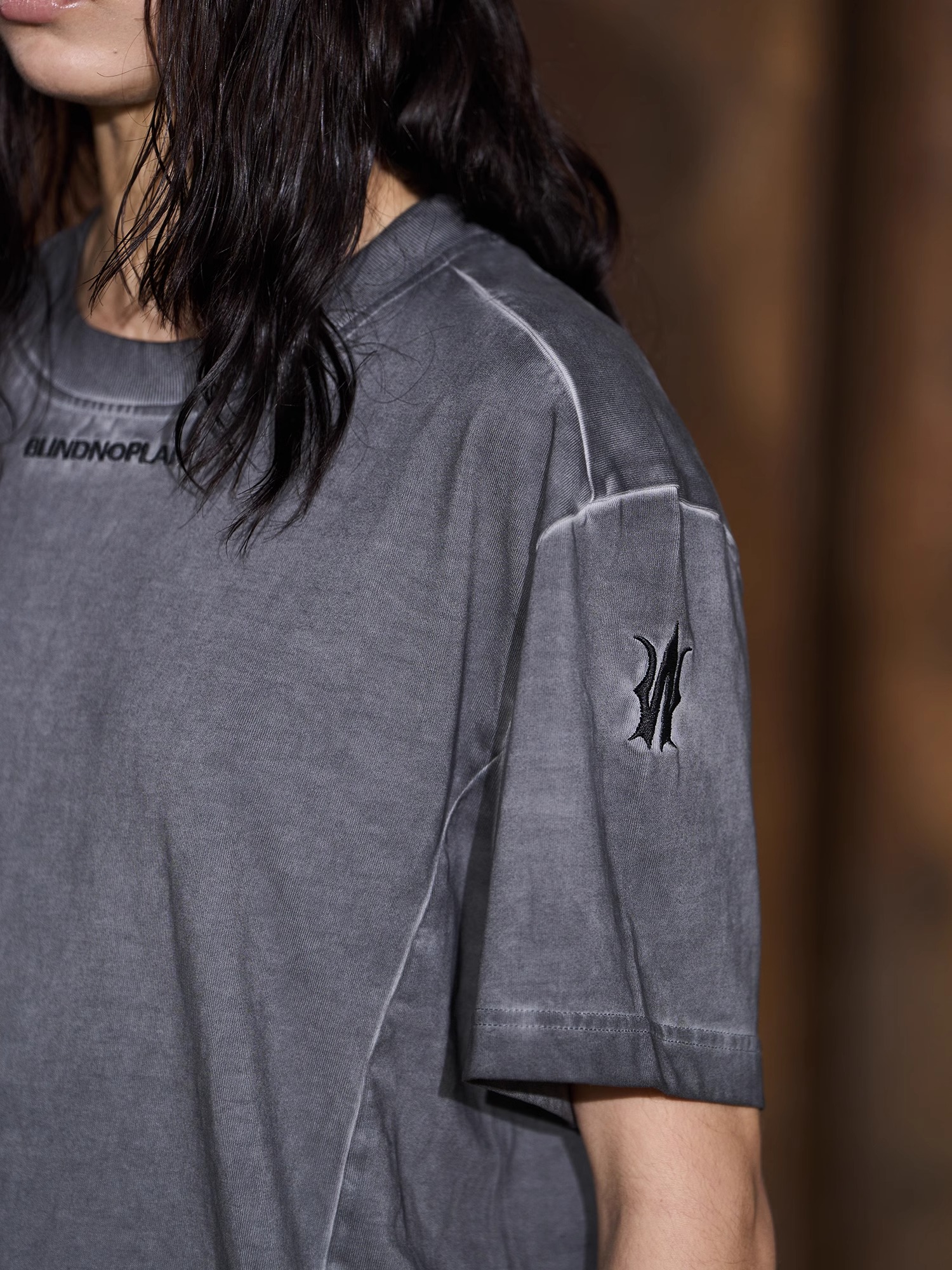 BLINDNOPLAN 24SS Washed and Distressed Basic Embroidered T-shirt