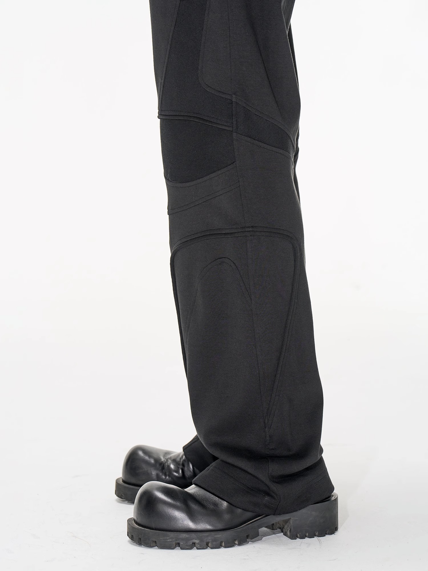 BLINDNOPLAN 23AW 机车元素反差线条拼接开叉宽松直筒卫裤