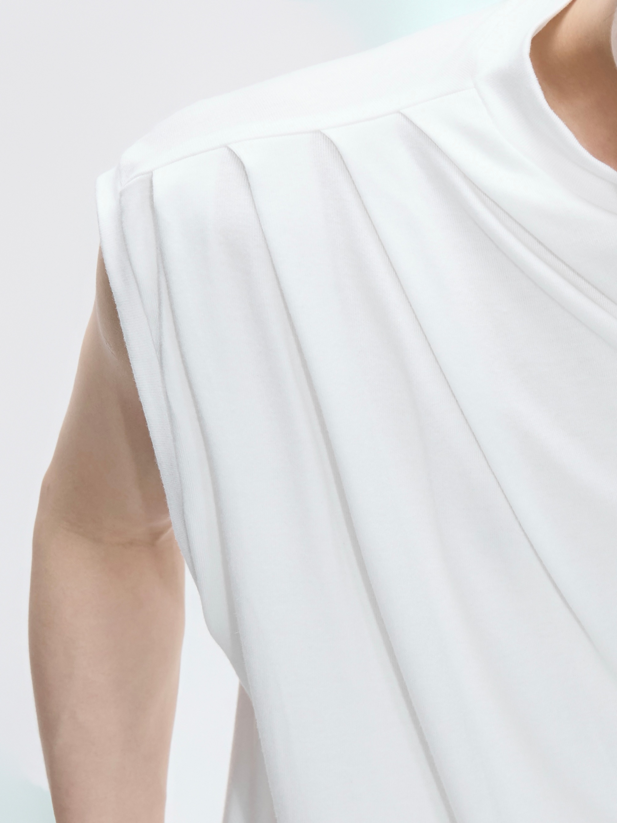 Cool-Touch Skin-Friendly Stretch Embroidered Sleeveless T-Shirt