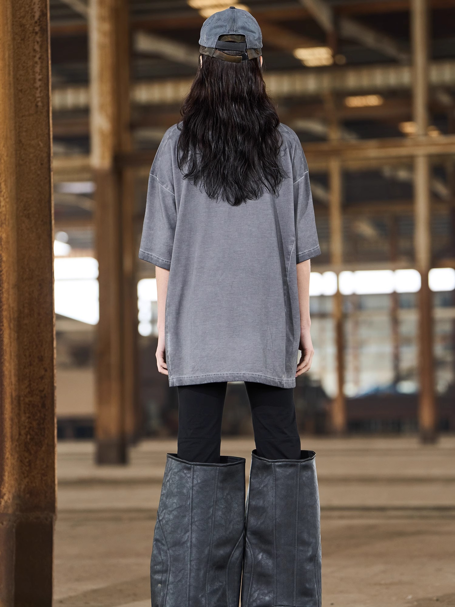 BLINDNOPLAN 24SS Washed and Distressed Basic Embroidered T-shirt