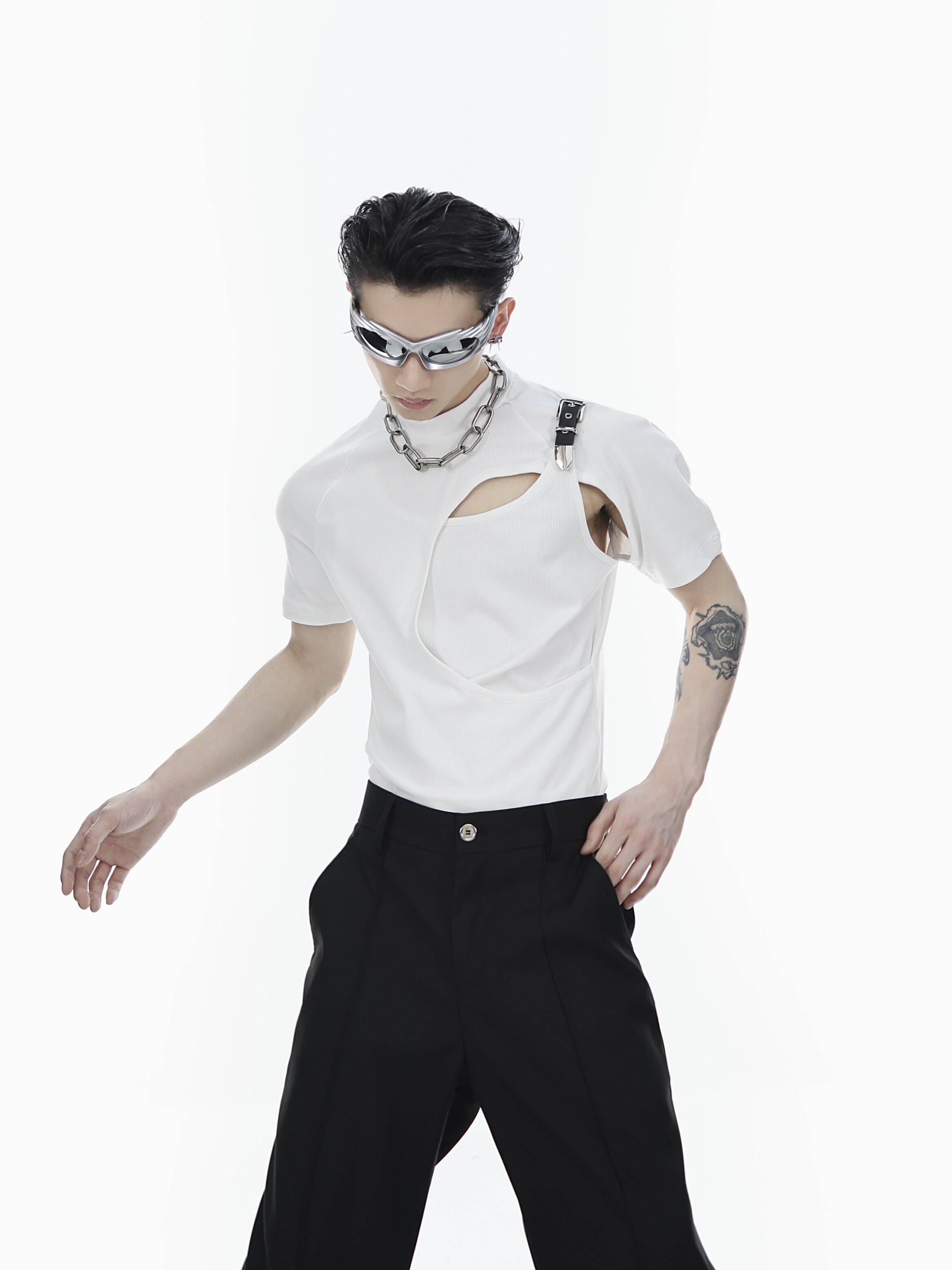 Hollow-Out Belt Buckle Cropped Tee