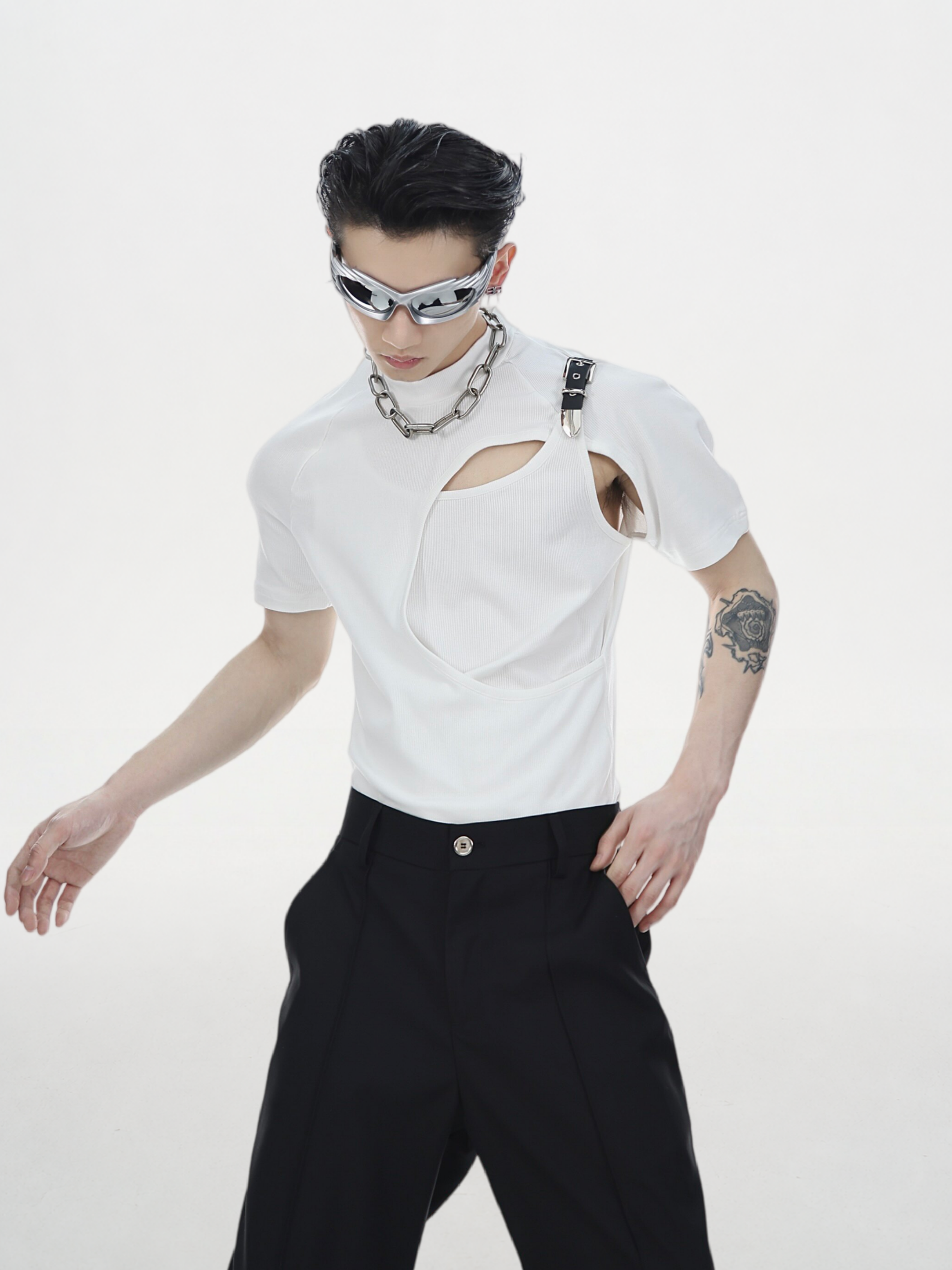 Hollow-Out Belt Buckle Cropped Tee