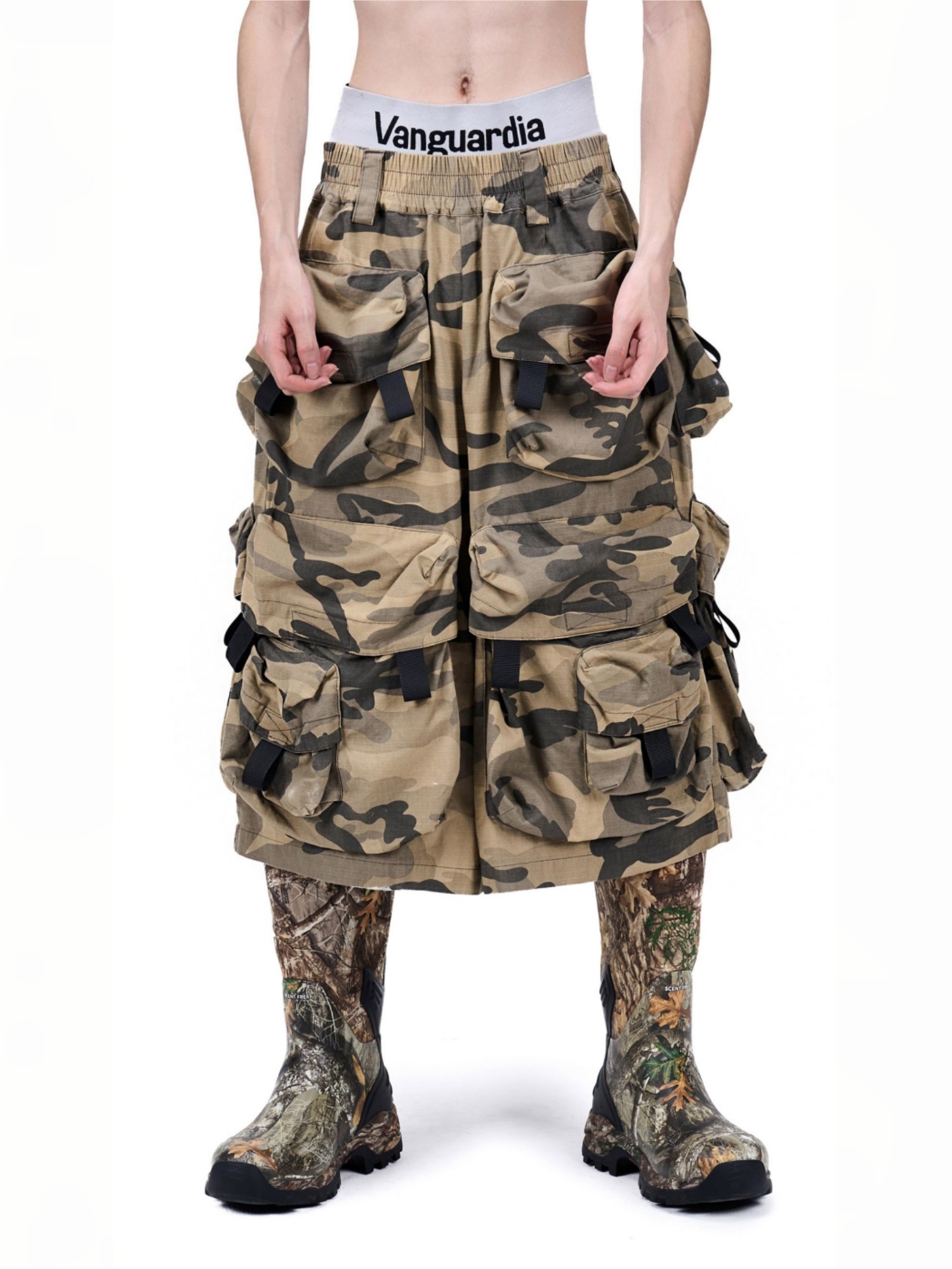 “Hunting Array“ Heavy-Duty Camouflage Cargo Capris