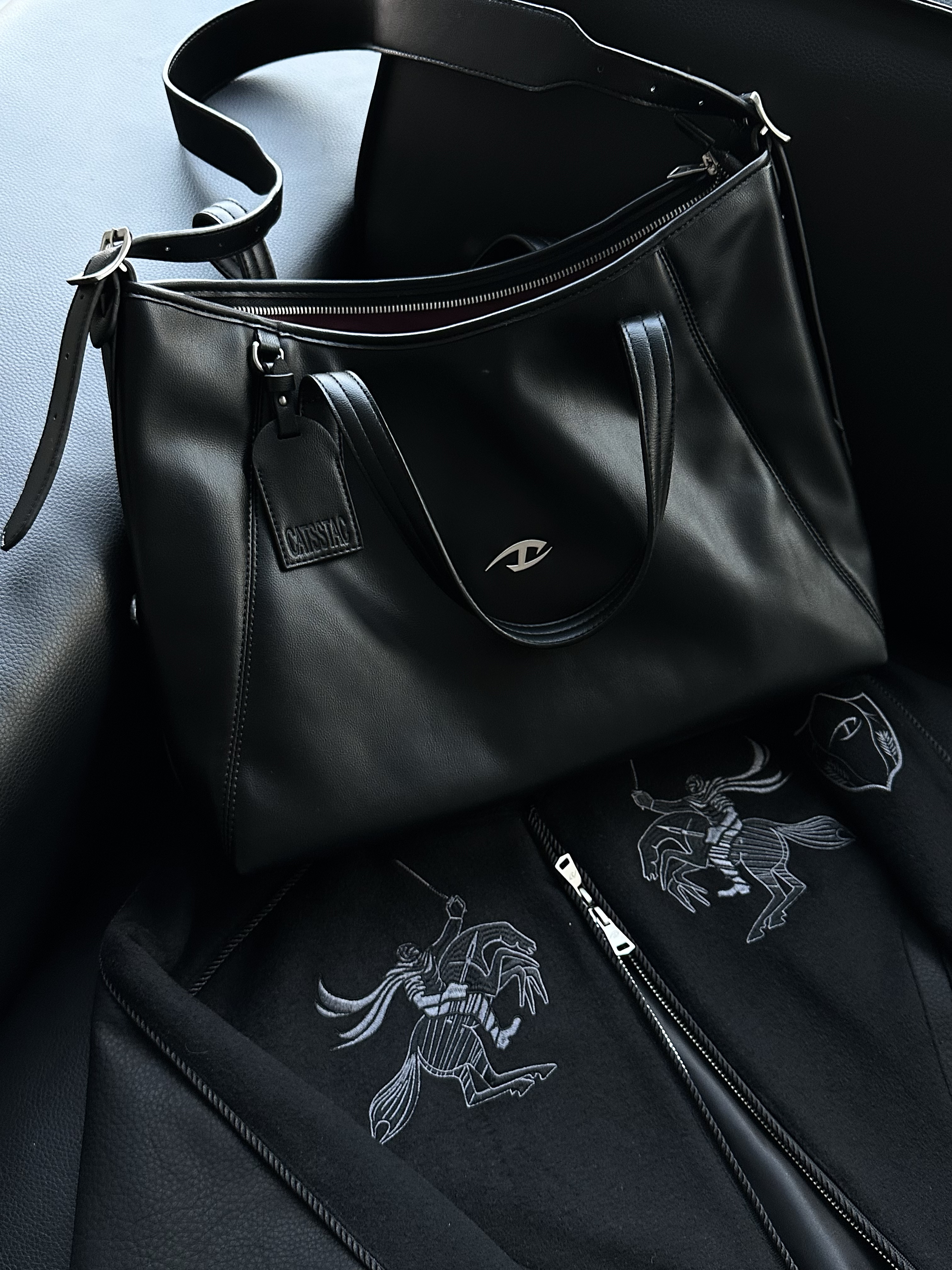 Beso Commuter Tote Bag