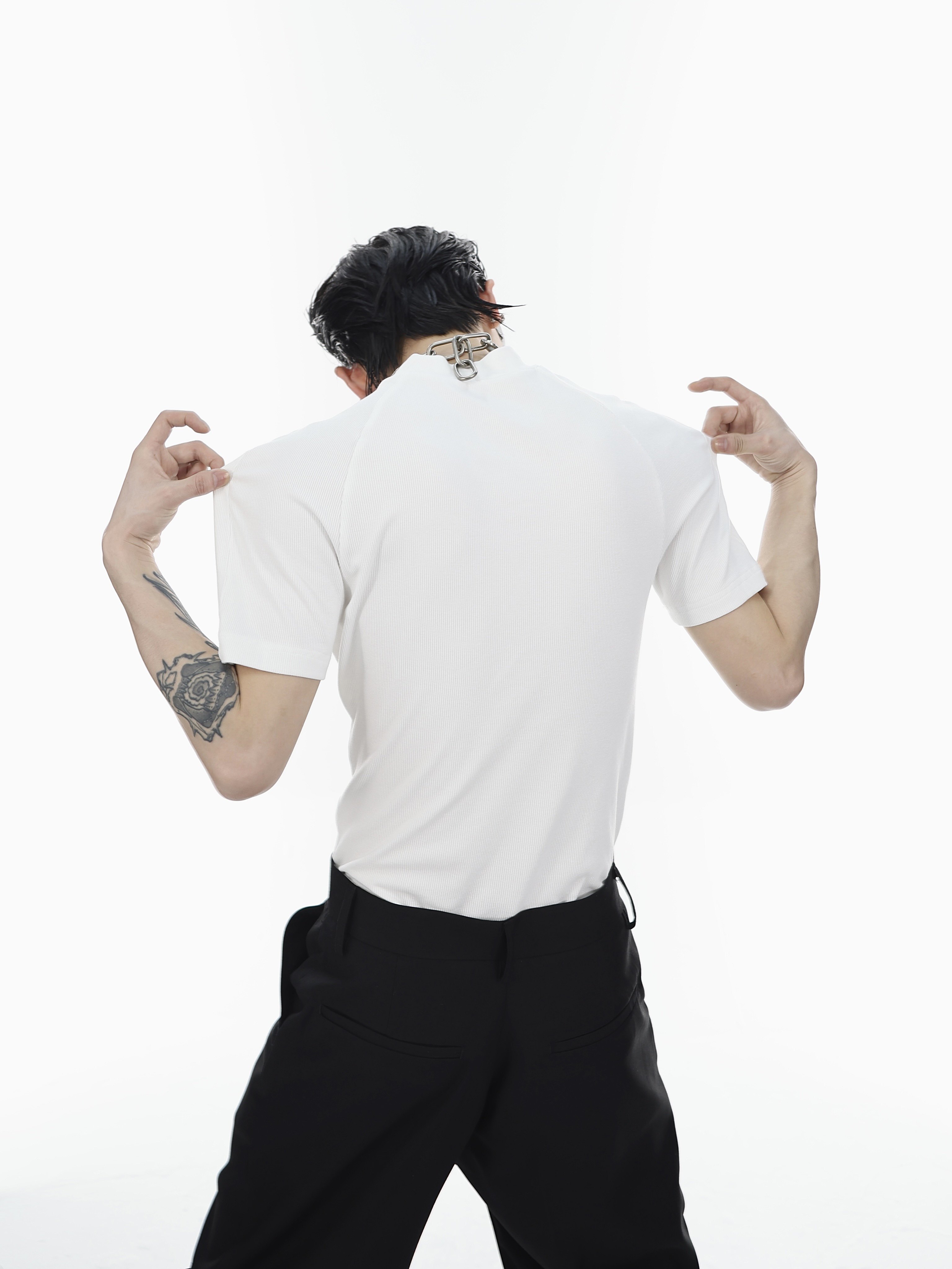 Hollow-Out Belt Buckle Cropped Tee