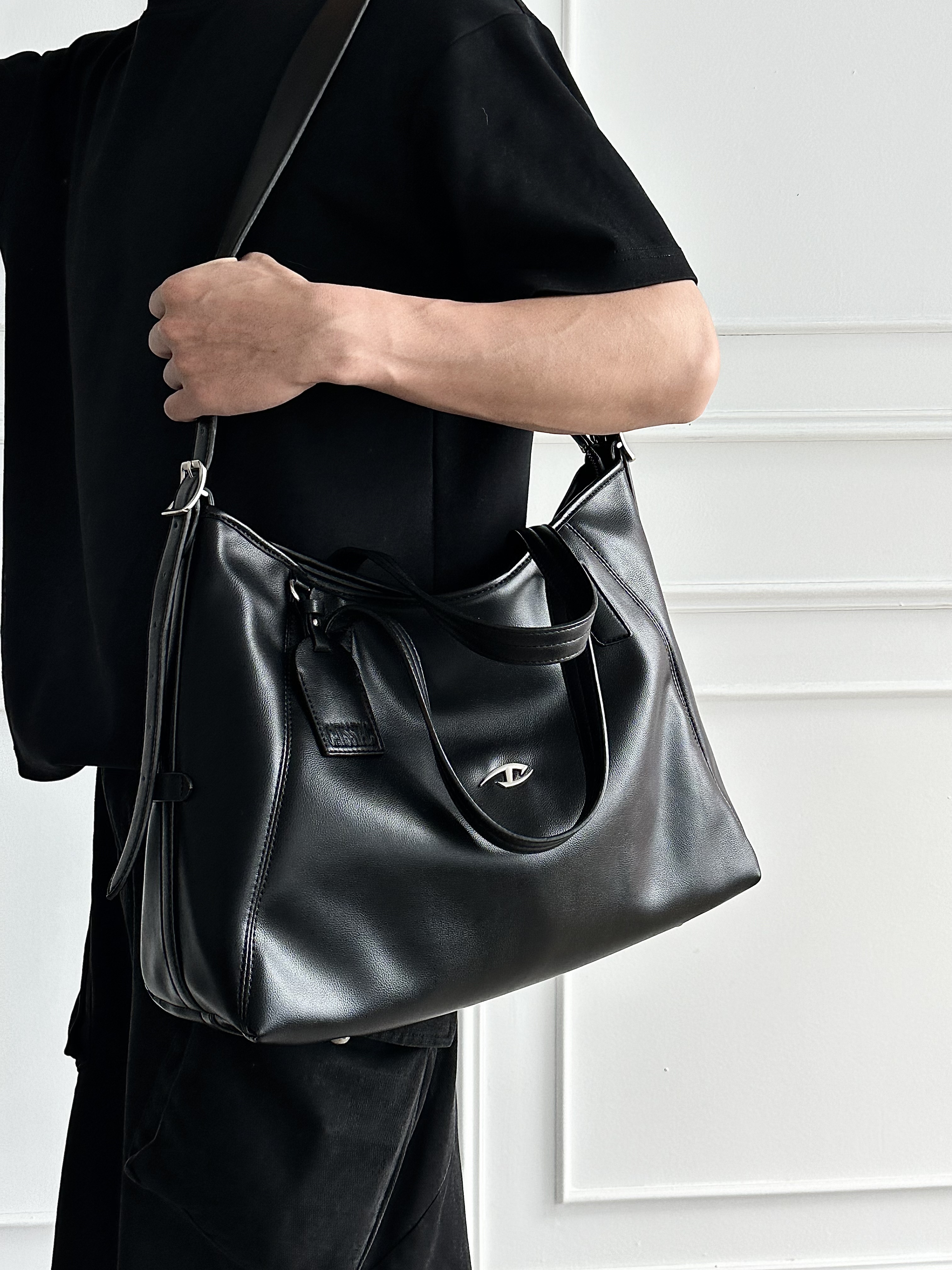 Beso Commuter Tote Bag