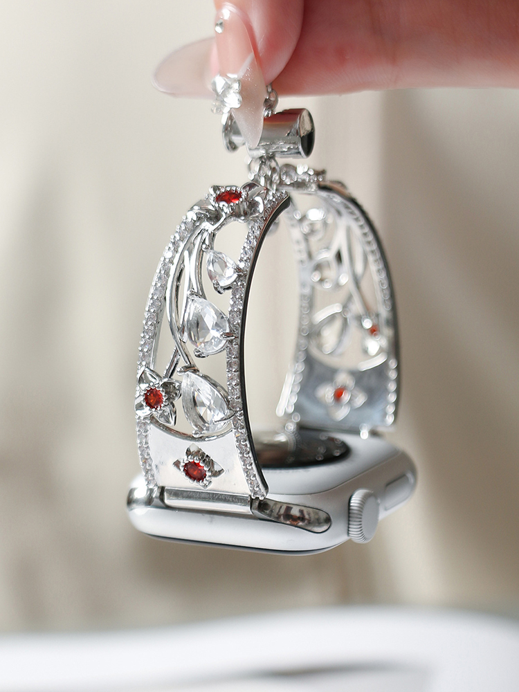 Tatanband Ruby Five-Petal Flower Apple Watch Band - Close up jewelry view。