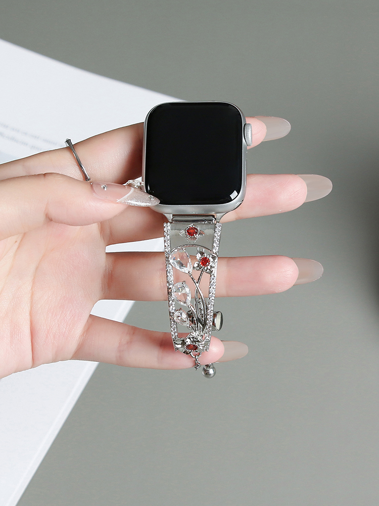 Tatanband Ruby Five-Petal Flower Apple Watch Band - Close up jewelry view。