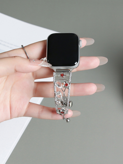 Tatanband Ruby Five-Petal Flower Apple Watch Band - Close up jewelry view。