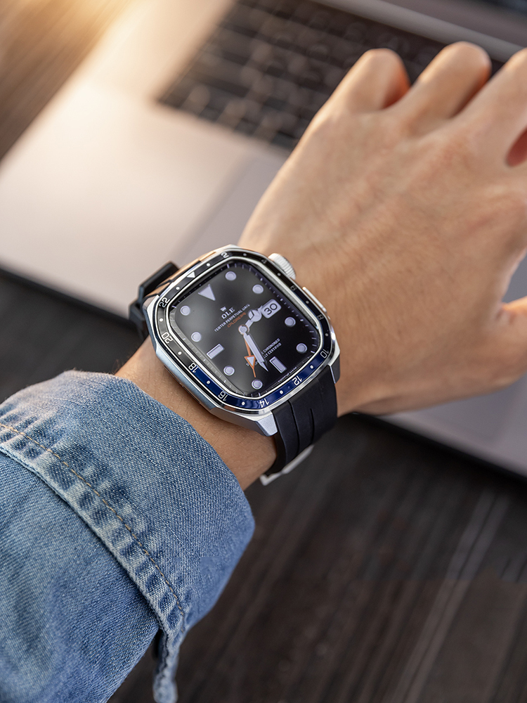 Integrated Protective Case with Scale Silicone Band