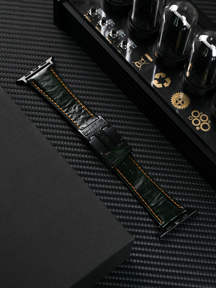 H Magnetic Buckle Vintage Cracked Leather Band