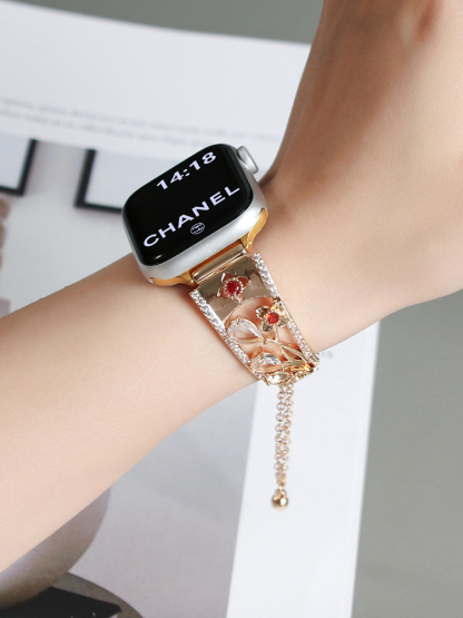 Tatanband Ruby Five-Petal Flower Apple Watch Band - Close up jewelry view(Gold)。