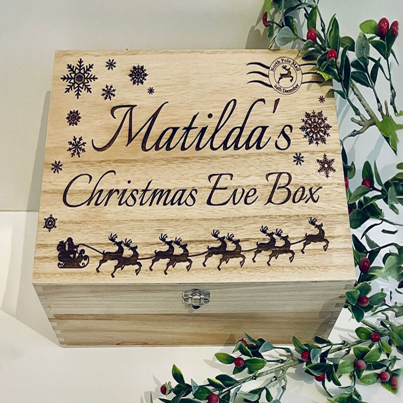 Engraved Winter Animals Natural Christmas Eve Box