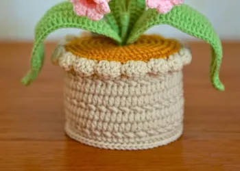 Crochet Rose Night Light Potted Plant Handmade Yarn Flower Gift for Home Decor