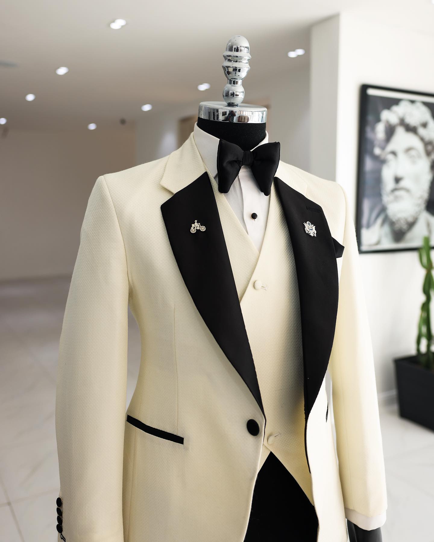 Modern Men's Suits Tailored 3 Pieces Blazer Vest Black Pants One Button Peaked Velvet Lapel Wedding Formal Custom Made Plus Size