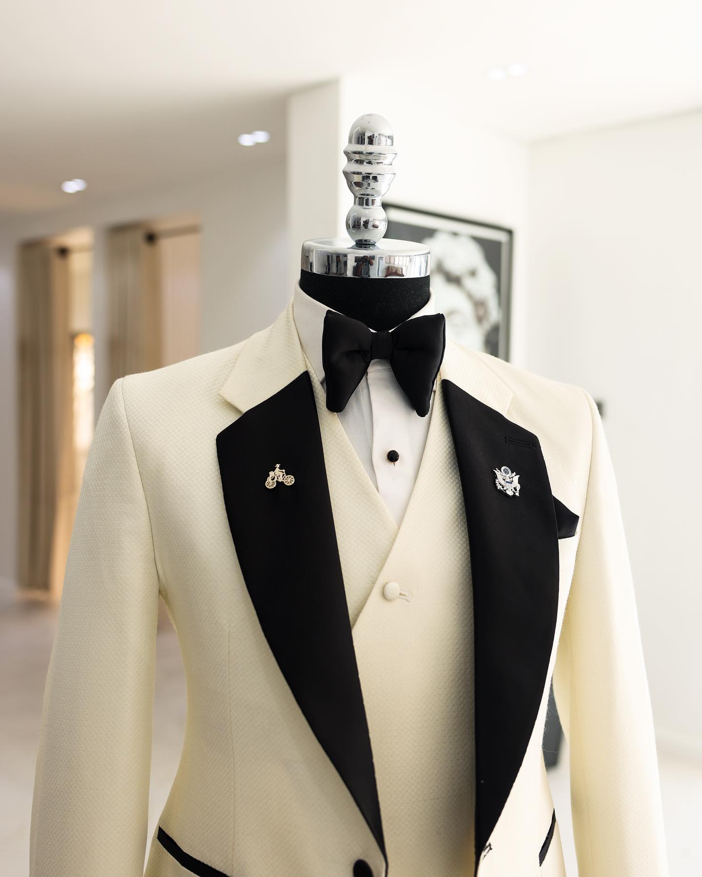 Modern Men's Suits Tailored 3 Pieces Blazer Vest Black Pants One Button Peaked Velvet Lapel Wedding Formal Custom Made Plus Size