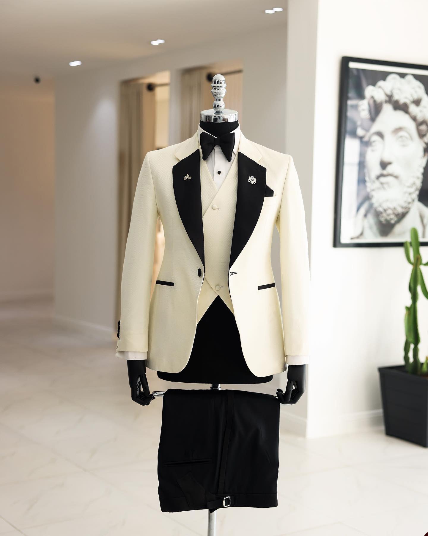 Modern Men's Suits Tailored 3 Pieces Blazer Vest Black Pants One Button Peaked Velvet Lapel Wedding Formal Custom Made Plus Size