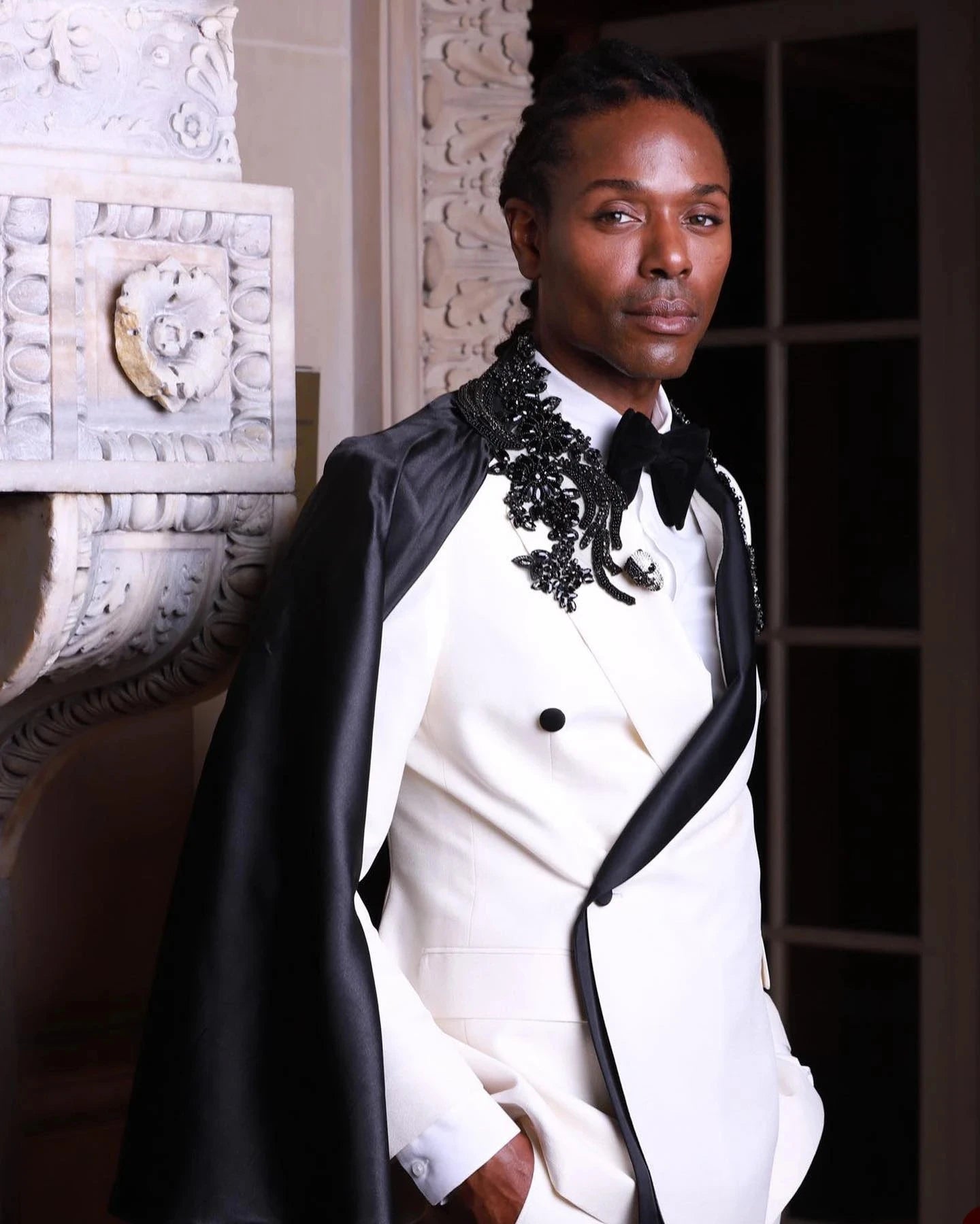 Appliques Beads 2 Pieces Blazer Pants Men Suits One Button Cape Satin Peaked Lapel Formal Wedding Groom Prom Tailored