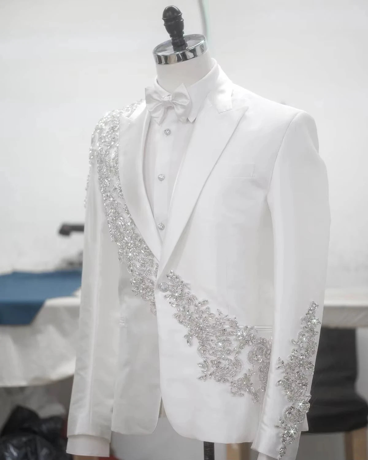 Customized Groom Suits Men's Suits Tailored Appliques Crystals 1-Piece Blazer Peaked Lapel Formal Occasions Party Prom Suits