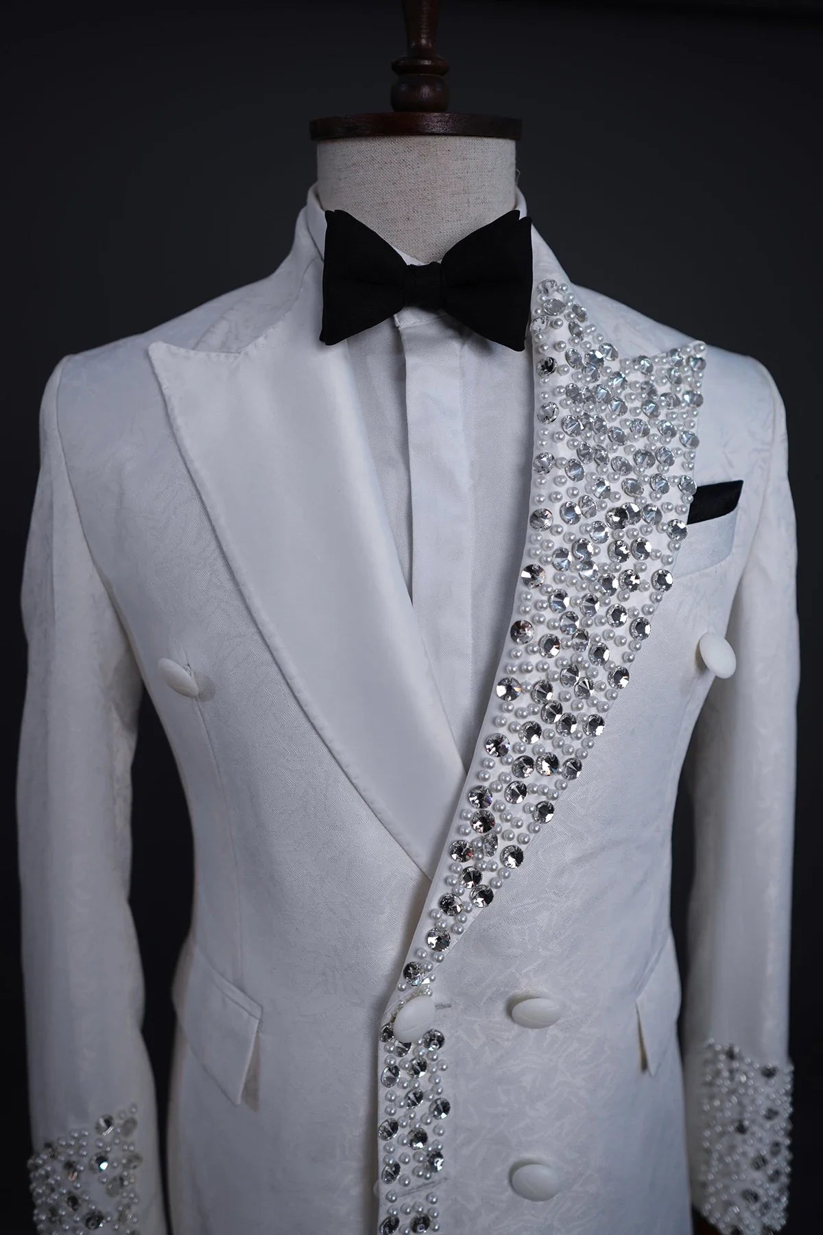 Elegant White Crystal Tuxedo Suit for Men Modern Double Breasted Blazer with Peaked Lapel Custom Fit for Weddings and Formal Events