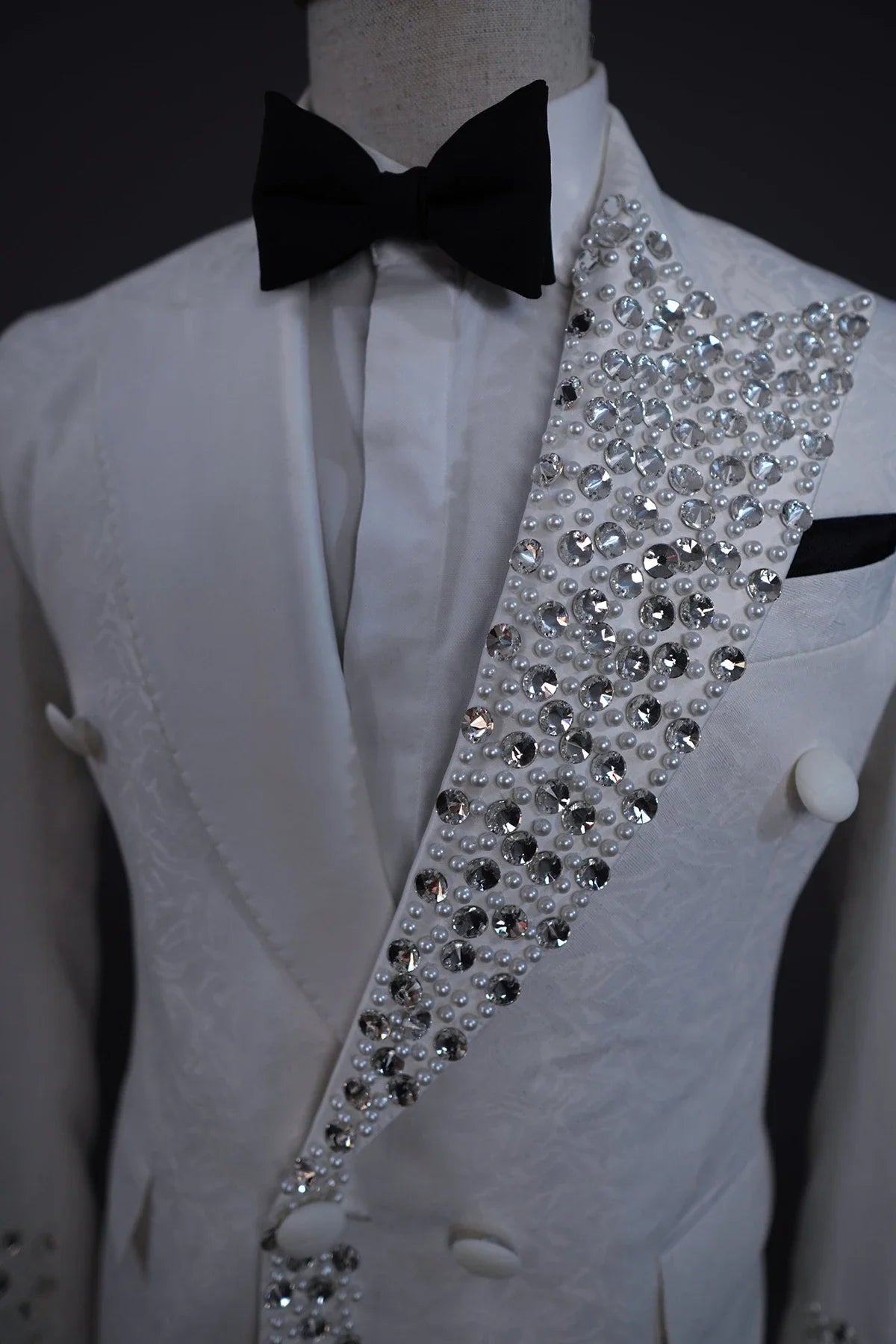 Elegant White Crystal Tuxedo Suit for Men Modern Double Breasted Blazer with Peaked Lapel Custom Fit for Weddings and Formal Events