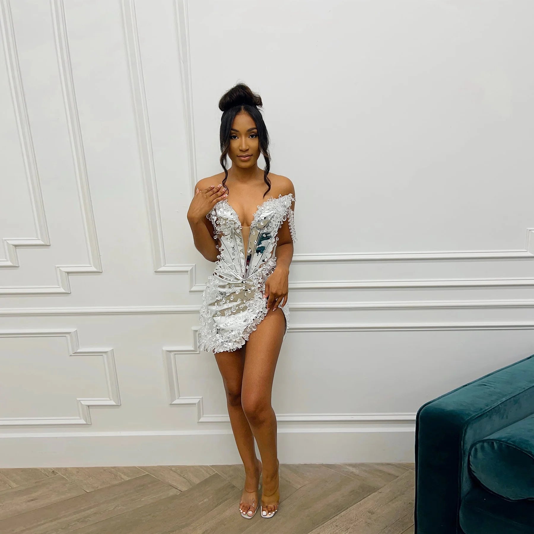 Sexy Shiny Prom Dresses Embellishment Mini Length Silver Cocktail Gowns with Crystals Mirror Fabric Short Prom Dress for Club