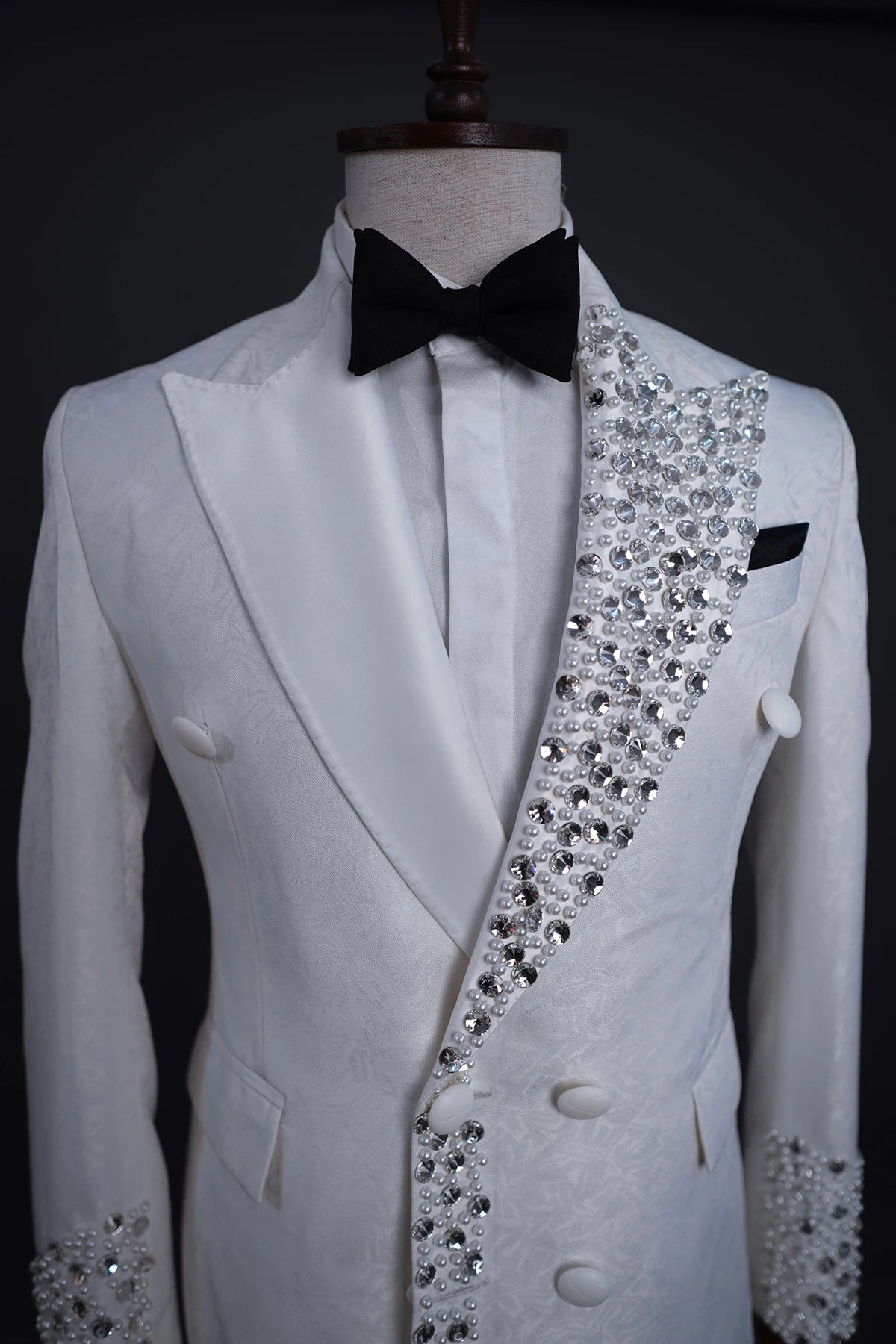 Elegant White Crystal Tuxedo Suit for Men Modern Double Breasted Blazer with Peaked Lapel Custom Fit for Weddings and Formal Events