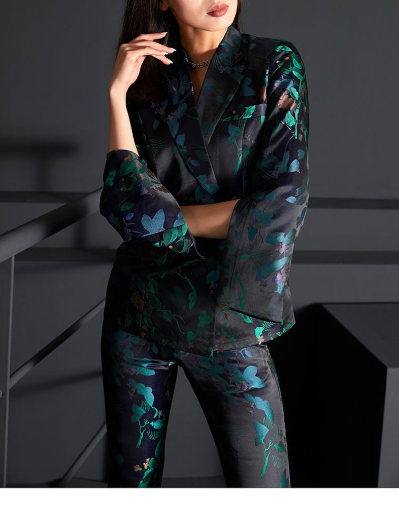 Women Floral Embroidery Suit Set Subtle Pattern Deluxe Designer Suit Jacket & Pants