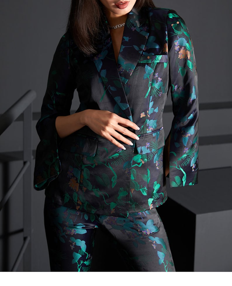 Women Floral Embroidery Suit Set Subtle Pattern Deluxe Designer Suit Jacket & Pants