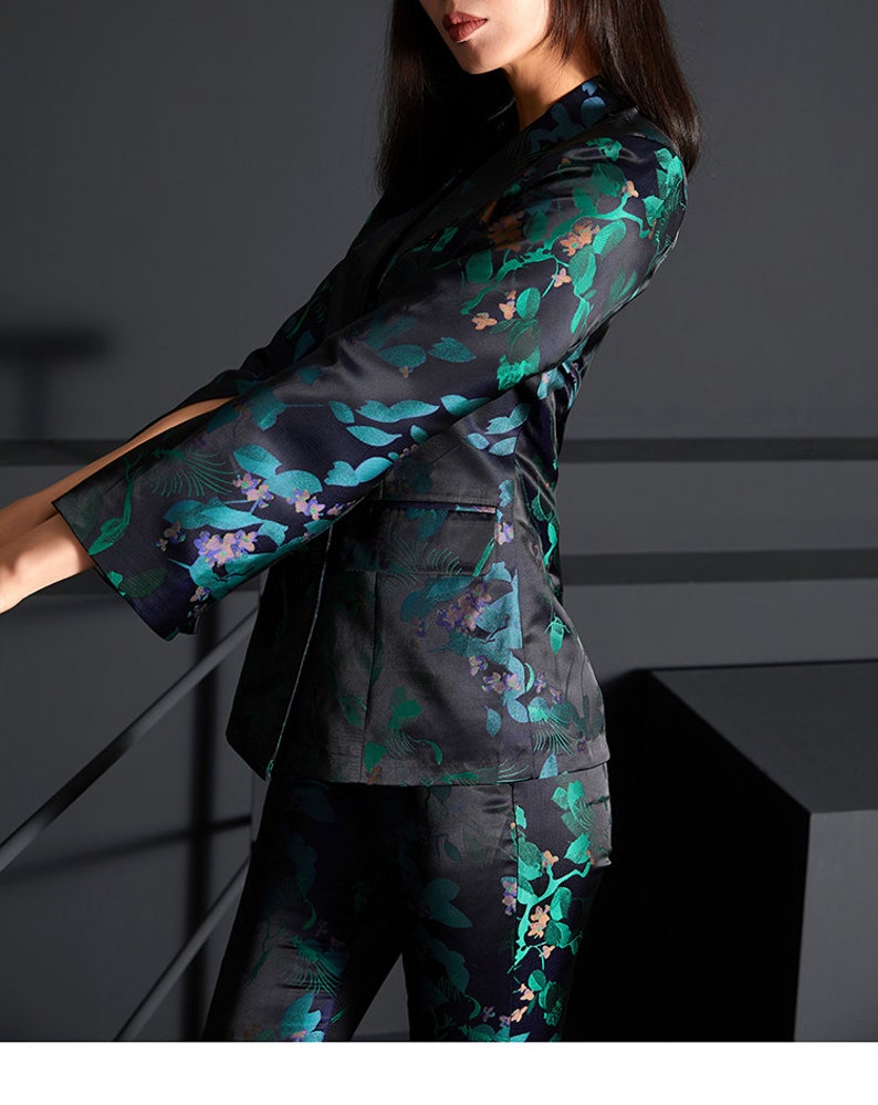 Women Floral Embroidery Suit Set Subtle Pattern Deluxe Designer Suit Jacket & Pants