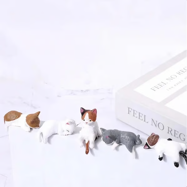 ⏰LAST DAY 49% OFF🔥 Mini Cat Desk Figurines – Set of 5 Cute Cartoon Kitty Companions