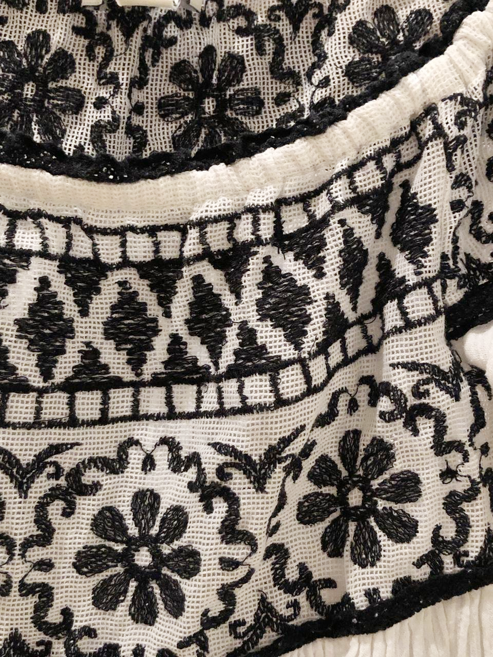 Casual Contrast Embroidered Ruffle Sleeve Top