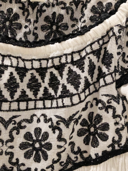 Casual Contrast Embroidered Ruffle Sleeve Top